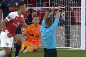 Арсенальная пара одолела Валенсию