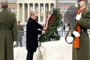 Путин возложил цветы монументу 1000-летия в Будапеште