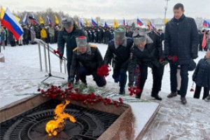 СКР и прокуратура Чувашии возложили цветы для героев