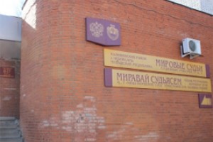 Бросившего бутылки мировому судье Чебоксар подлечат