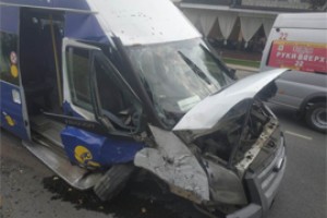 Вникли во врезание маршрутки в столб