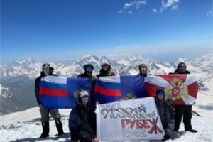 На вершину Эльбруса доставили памятный знак