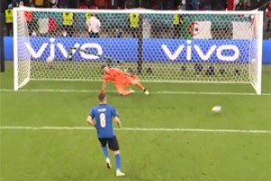 Жоржиньо пробил Италии финал