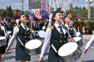 Шли техника и Бессмертный полк Чебоксар 