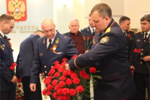 Чебоксары почтили солдат цветами и минутой молчания