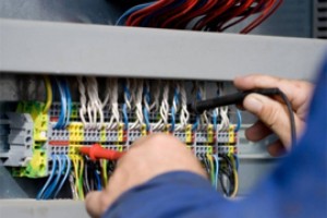 Начальник из Чебоксар внесет за электромонтера 20 тысяч