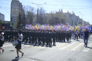 В Первомай по Чебоксарам прошли 33 тысячи граждан