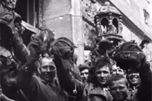 Комсомольской дочери передали медаль погибшего отца