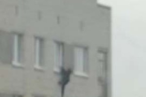 Конопля повела на прогулку за окно 9 этажа 