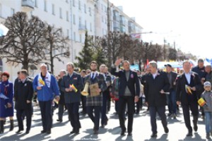 Между около и более 