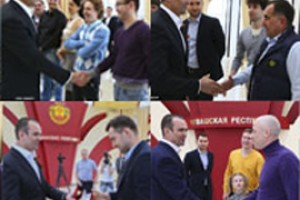  Игнатьев продемонстрировал выборные рукопожатия