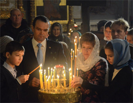 Mihail Ignatev s semej v cerkvi