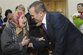 Starushka podderzhivaet Mihaila Ignateva