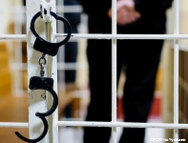 Za reshetkoj v sudebnoj kletke