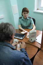 Dolgniki rasplachivautsja pristavam