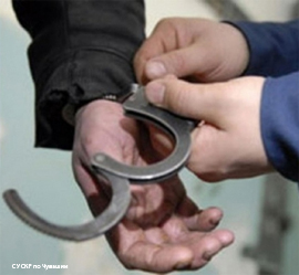 na figuranta nadevayut naruchniki