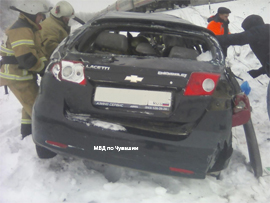 MVD po Chuvashii razbiraetsja s vjehavshej v poezd na pereezde legkovushkoj1