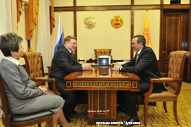 Rukovoditel upravlenija Roskomnadzora po Chuvashii Tatjana Evdokimova u glavy Chuvashii Mihaila Ignateva