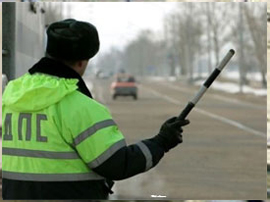 Zimnij gaishnik ostanavlivaet mashinu