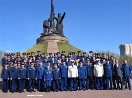 Sledovateli SU SKR po CHuvashii i sotrudniki prokuratury CHuvashii pochtili Den Pobedy1