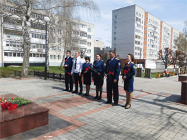 Sledovateli SU SKR po CHuvashii i sotrudniki prokuratury CHuvashii pochtili Den Pobedy15
