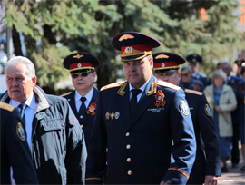 Sledovateli SU SKR po CHuvashii i sotrudniki prokuratury CHuvashii pochtili Den Pobedy5