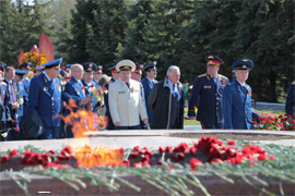 Sledovateli SU SKR po CHuvashii i sotrudniki prokuratury CHuvashii pochtili Den Pobedy6