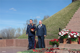 Sledovateli SU SKR po CHuvashii i sotrudniki prokuratury CHuvashii pochtili Den Pobedy7