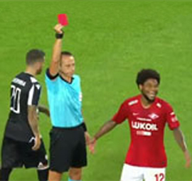 Luis Adriano v matche s PAOKom poluchil krasnuyu kartochku