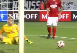 PAOKa volchok pokusal oboronu Spartaka s bochkov11