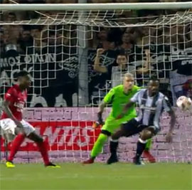 PAOKa volchok pokusal oboronu Spartaka s bochkov21