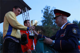 Pomoshchnik predsedatelya SK RF i upolnomochennaya po pravam rebenka nagradili yunyh gonshchikov