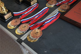 Pomoshchnik predsedatelya SK RF i upolnomochennaya po pravam rebenka nagradili yunyh gonshchikov4