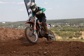 Pomoshchnik predsedatelya SK RF i upolnomochennaya po pravam rebenka nagradili yunyh gonshchikov5