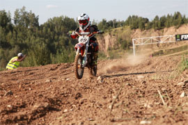 Pomoshchnik predsedatelya SK RF i upolnomochennaya po pravam rebenka nagradili yunyh gonshchikov7