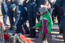 V Pskove po Doroge Pamyati v edinom stroyu shestvovali veterany i molodezh1