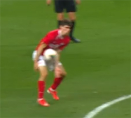 V lidery protisnulis troe3