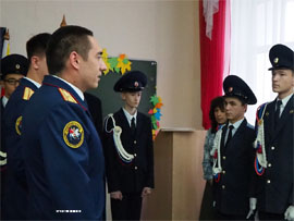 Sledovateli Kanashskogo mezhrajonnogo sledstvennogo otdela SU SKR po Chuvashi vruchili pogony kadetam