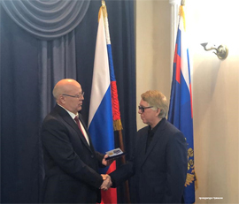 Prokuror Chuvashii Vasilij Poslovskij vruchil nagradu byvshemu prokuroru Vladimiru Metelinu