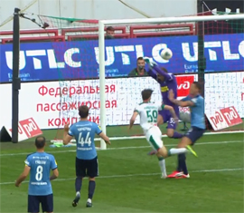 Futbolnoe spasenie podchas podstavlyaet plecho3