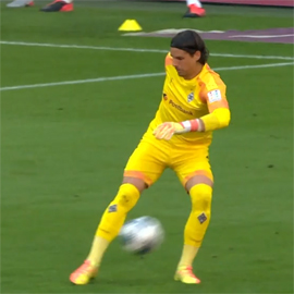 golkiper menhengladbahskoj Borussii Yan Zommer podaril gol Dzhoshua Zirkze