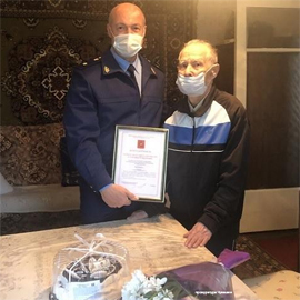 Prokuror Chuvashii Andrej Fomin u veterana prokuratury Ivana Grigoreva