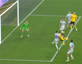 Karavaev valit igroka Dortmunda v svoej shtrafnoj vo vratarskoj