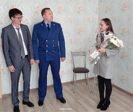 Sirota s prokurorami v poluchennoj kvartire