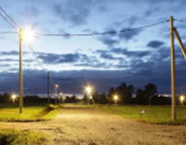 Ulichnoe osveshchenie v derevne