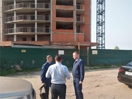 Prokurory SHabalkin i Ortikov posetili problemnye strojki5