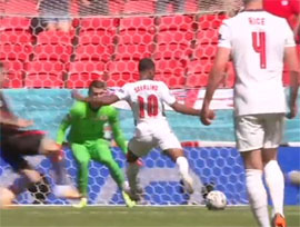 Rahim Sterling zabivaet gol Horvatii