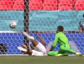 Rahim Sterling zabivaet gol Horvatii1