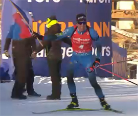 Kenten finishiroval v ansi s flagom