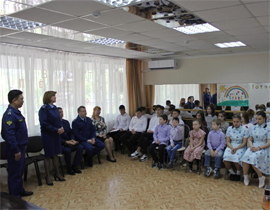 Evgenij Kim i prokurory navestili centr dlya detej sirot v CHeboksarah1